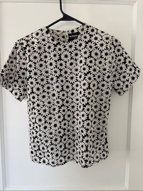 VTG Notations Black & White Daisy Print Top